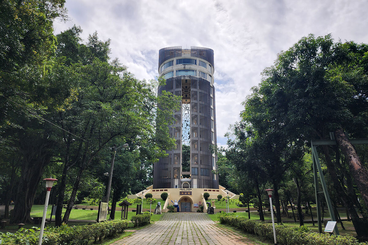 嘉義公園にそびえるシンボルタワー「射日塔」から嘉義の街を一望！