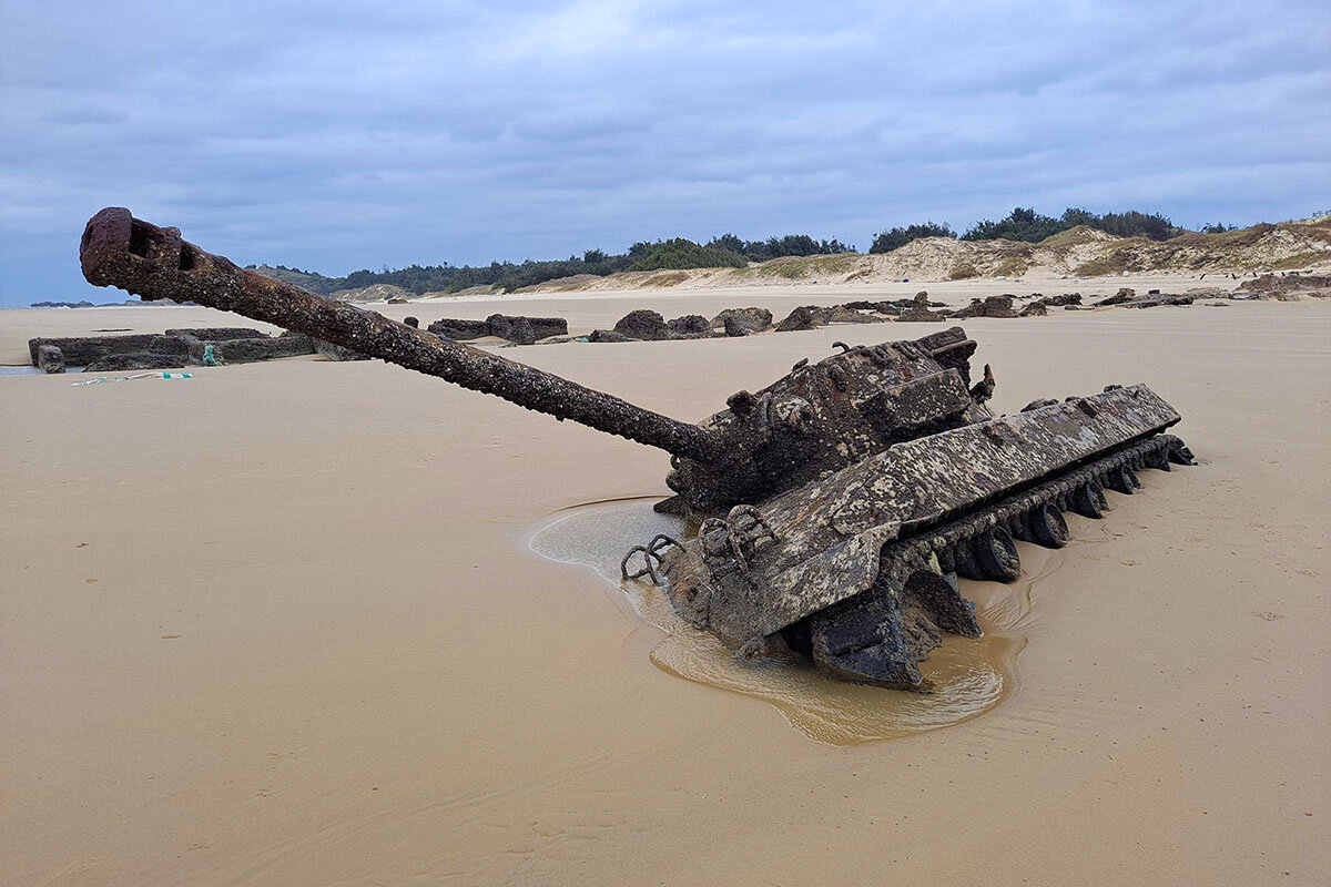 戦車が砂浜に埋まっている欧厝沙灘（欧厝ビーチ）