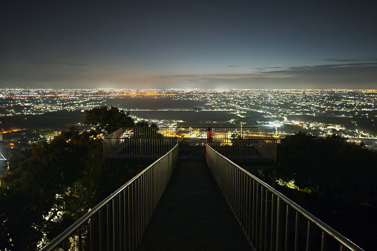 映画「青春18×2 君へと続く道」でジミーとアミが眺めた大崗山超峰寺の夜景