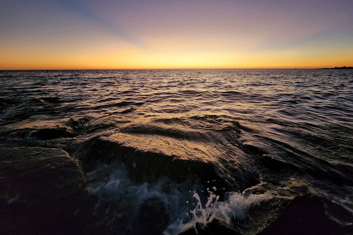 七美島の美しい海と夕焼けを堪能できるスポット「愛在七美」