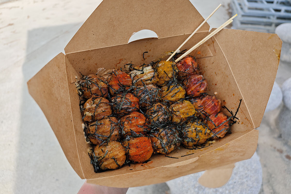 カラフルで目を引く！澎湖のたこ焼き「倍果蔬食章魚燒」