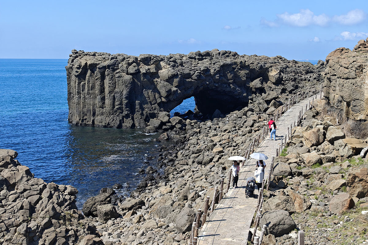 澎湖の小島「小門」のシンボル！クジラの様な姿の「鯨魚洞」