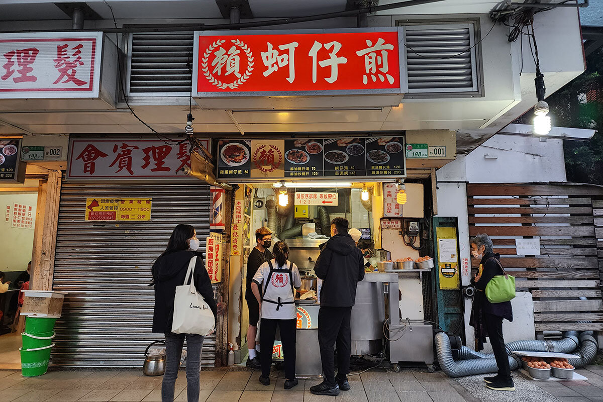 寧夏夜市の近く！「賴雞蛋蚵仔煎」で食べるカキたっぷりの牡蠣オムレツ