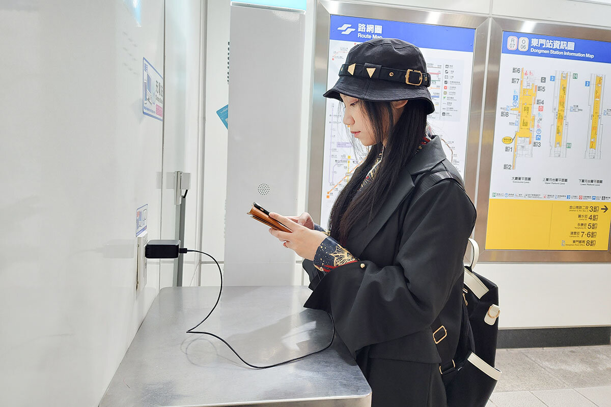 スマホの充電に便利！台北MRT駅の構内にある充電スタンド