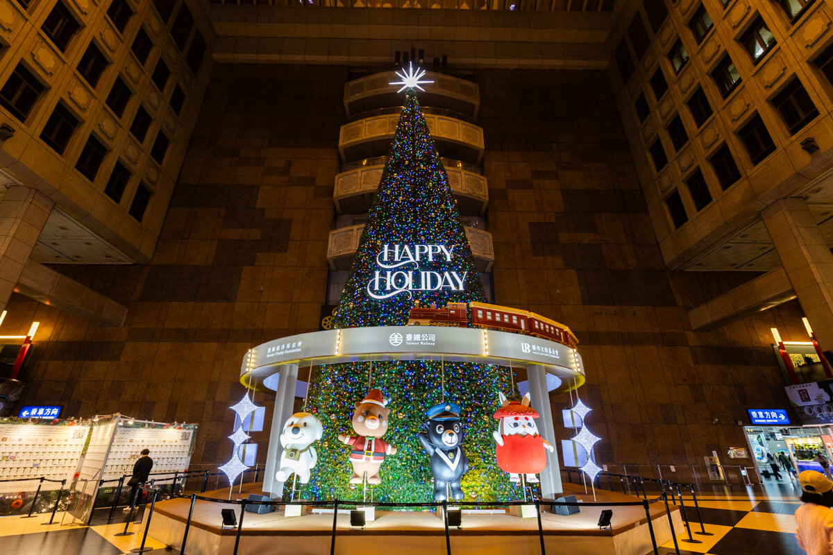 【2025年版】台北駅構内広場で今年もクリスマスツリーが点灯中！